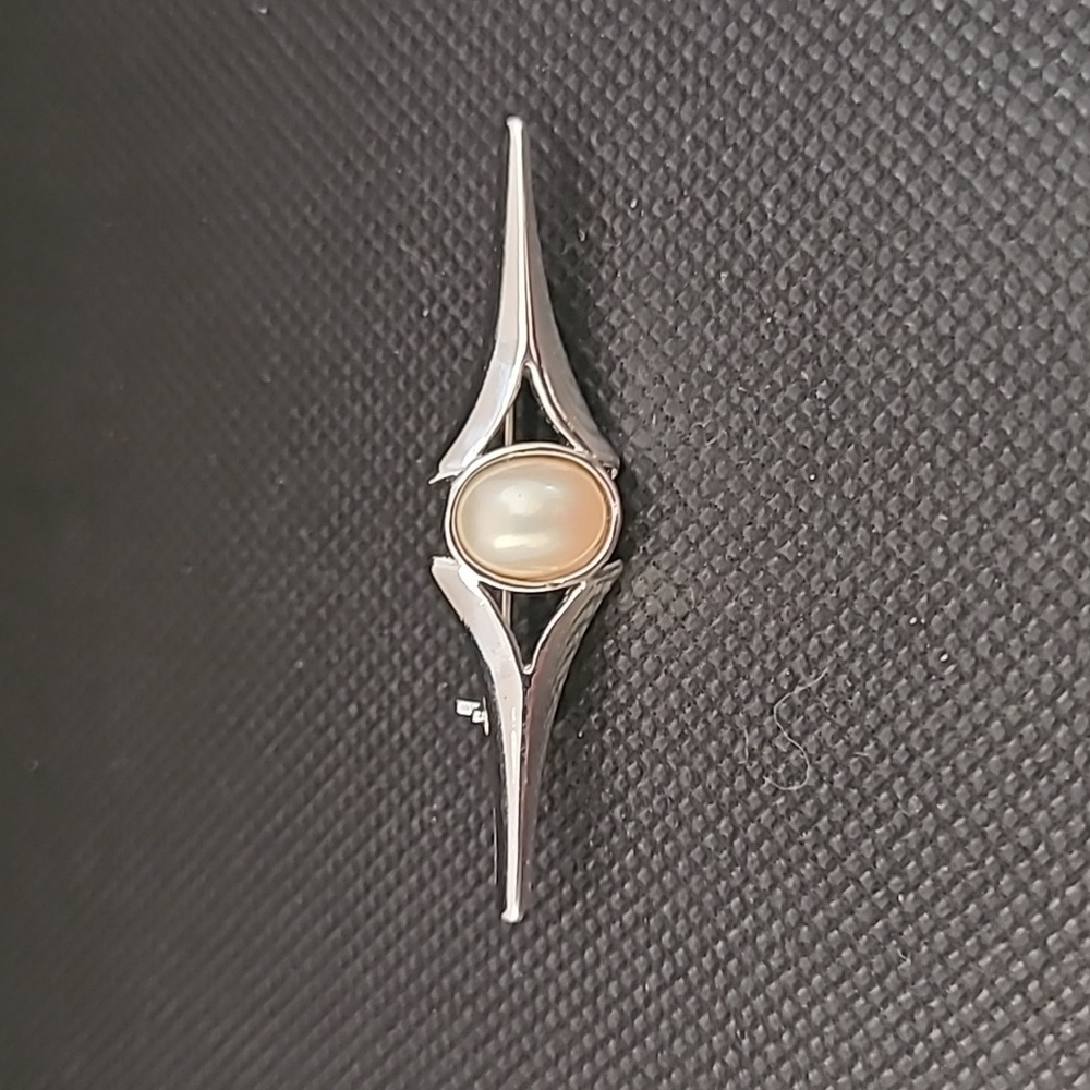 ART DECO STYLE Silver Tone Straight Brooch With Faux Pearl